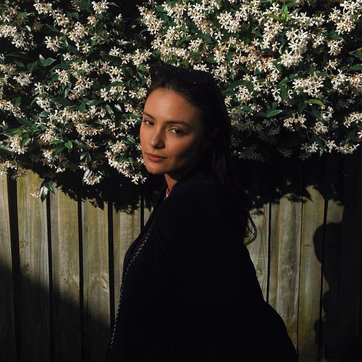 <p>Jika dilihat, wajah bule Amanda dan Laura memang memiliki kemiripan, Bunda. Amanda memiliki darah Australia Betawi, sementara Laura Anna berdarah Hungaria. (Foto: Instagram: @amandarawles)</p>