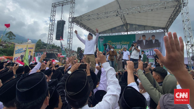 Calon wakil presiden nomor urut 1 Muhaimin Iskandar alias Cak Imin memamerkan kampanye akbar bersama Anies Baswedan di Tegal, Jawa Tengah yang membeludak.
