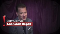 Clive Owen Kembali Jadi Perokok Demi Peran Detektif Sam Spade