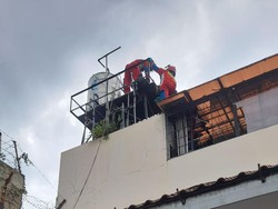 Damkar Belah Toren Evakuasi Jasad Pria yang Tewas Saat Kuras Air di Jaksel