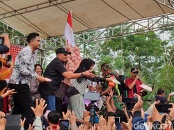 Meriah! Ribuan Warga Serbu Festival Durian Jatinom Klaten