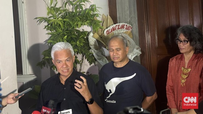 Ekonom senior Emil Salim meminta Ganjar Pranowo untuk memerhatikan Indonesia bagian timur ketika keduanya melakukan pertemuan.