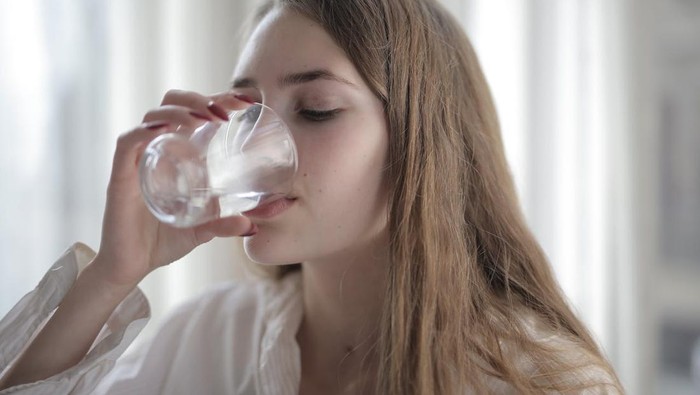 Ilustrasi orang minum air putih/foto: pexels.com/andrea piacquadio