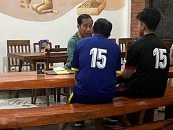 Kaesang Unggah Foto Duduk Semeja Bareng Jokowi: Pelatih Sedang Beri Arahan