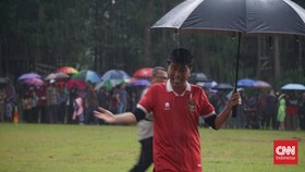 Alasan Jokowi Main Bola Hujan-hujanan: Demi Semangati Timnas Indonesia