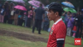 Jokowi Main Bola di Sleman Hujan-hujanan, Kebobolan Dua Gol
