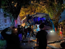 Bus Tabrak Truk di Gresik Tewaskan 4 Orang Diduga Gegara Sopir Mengantuk
