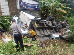 Tak Hafal Jalur, Truk Muatan Stik Es Krim Terguling di Bayeman Purbalingga