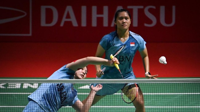 Lanny Tria Mayasari/Ribka Sugiarto kalah dengan skor 14-21, 11-21 dari Liu Sheng Shu/Tan Ning di babak semifinal Indonesia Masters 2024.