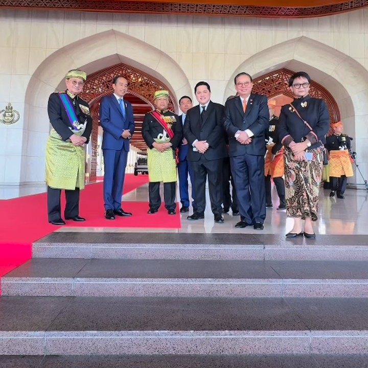 <p>"Suatu kehormatan dapat hadir di perayaan pernikahan Pangeran Abdul Mateen <em>@tmski</em> Putera Sultan Brunei Darussalam dengan Anisha Rosnah binti Adam di Bandar Seri Begawan. Selain Presiden Widodo, hadir pula Yang Dipertuan Agong Malaysia, PM Malaysia, Presiden Filipina, PM Singapura dan Raja Bhutan," tulis Retno. (Foto: Instagram: @retno_marsudi)</p>
