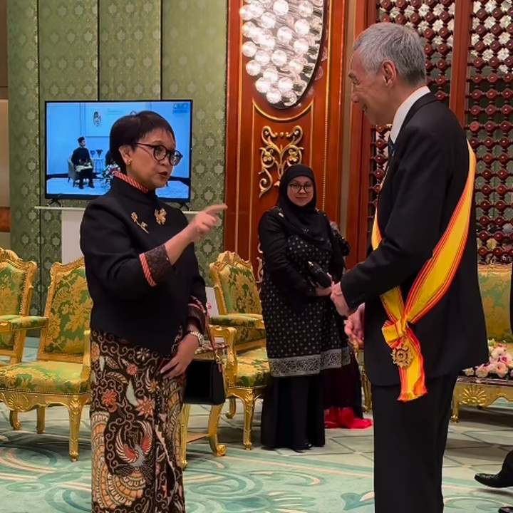 <p>Pada kolom keterangan, Retno mengaku merasa terhormat bisa menghadiri perayaan pernikahan Pangeran Mateen dan istri. Ia juga menyebut turut hadir bersamanya Presiden Joko Widodo, serta deretan perdana menteri. (Foto: Instagram: @retno_marsudi)</p>