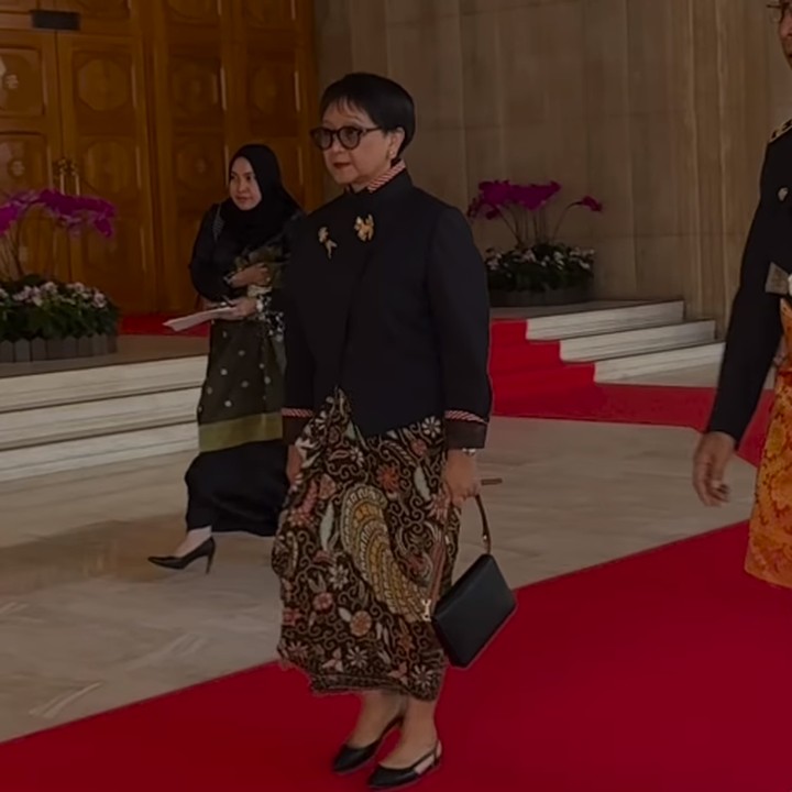 <p>Belum lama ini, Menteri Retno mengunggah potongan video kala kondangan ke pernikahan Pangeran Mateen. Dirinya pun tampil beda dengan mengenakan kebaya ala Dian Satro di serial Gadis Kretek, lho. (Foto: Instagram: @retno_marsudi)</p>