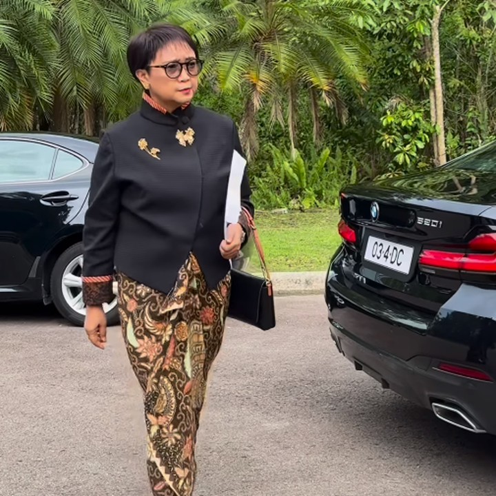 <p>Retno terlihat cantik dengan kebaya modern warna hitam yang dihiasi dengan bros cantik. Ia juga mengenakan kain lilit dan sepatu warna senada. (Foto: Instagram: @retno_marsudi)</p>