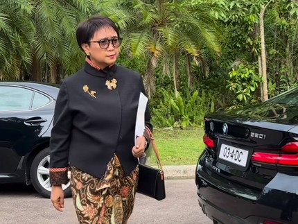 7 Potret Menteri Retno Marsudi Kondangan ke Pernikahan Pangeran Mateen, Berkebaya ala Gadis Kretek