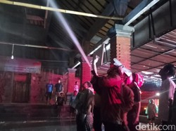 Tersambar Petir, Atap Balai Banjar di Klungkung Terbakar