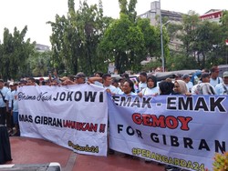 Sosialisasi Program Prabowo-Gibran, Relawan Emak-Emak Bagi Makan Siang Gratis