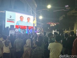 Relawan Prabowo-Gibran BerKharisma Semarakkan Jalan Tunjungan Surabaya