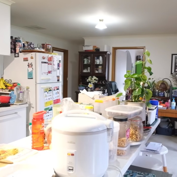<p>Setiap ruangan di rumah ini dihiasi dengan tanaman. Seperti potret bagian dapurnya ini, dekat pintu masuk area dapur terlihat ada tanaman yang digunakan untuk mempercantik ruangan. (Foto: YouTube: The Harlinos Story)</p>
