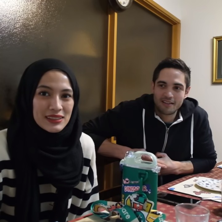 <p>Meja makannya sendiri terbuat dari kayu yang cukup untuk menampung seluruh anggota keluarga. <em>Homey</em> banget ya, Bunda. (Foto: YouTube: The Harlinos Story0</p>