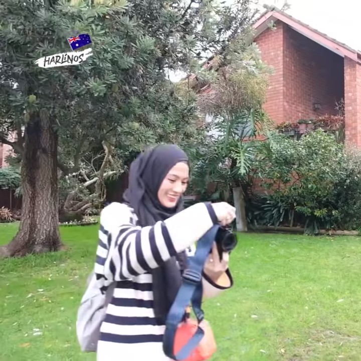 <p>Seperti yang diketahui, perempuan 32 tahun ini pernah berkuliah di Monash University. Icha mengambil program studi jurusan Media Communications dan Film and Television Media Studies. (Foto: YouTube: The Harlinos Story)</p>