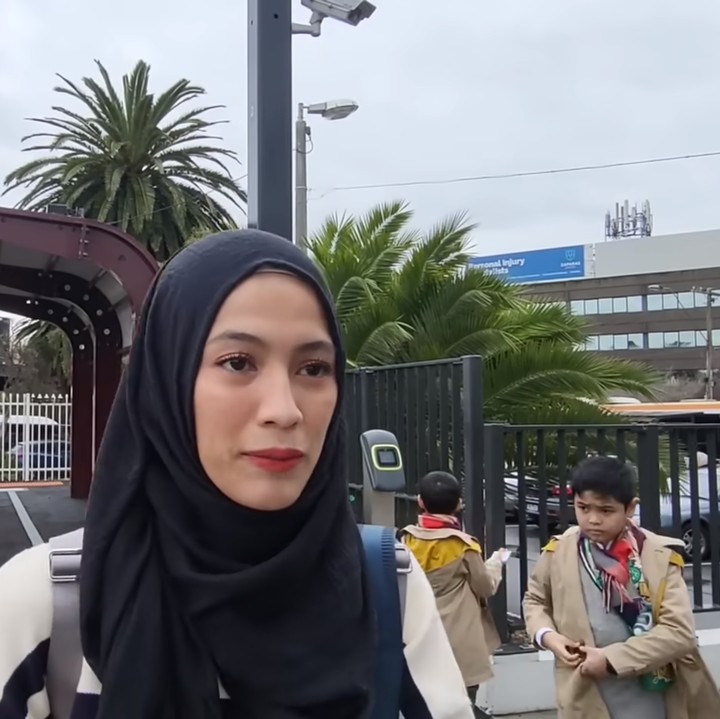 <p>Momen tersebut dibagikan perempuan yang akrab disapa Icha lewat vlog yang dibagikan di kanal <em>YouTube The Harlinos Story</em>. Saat liburan di Australia, Icha mengunjungi kampus lamanya, yakni Monash University. (Foto: YouTube: The Harlinos Story)</p>