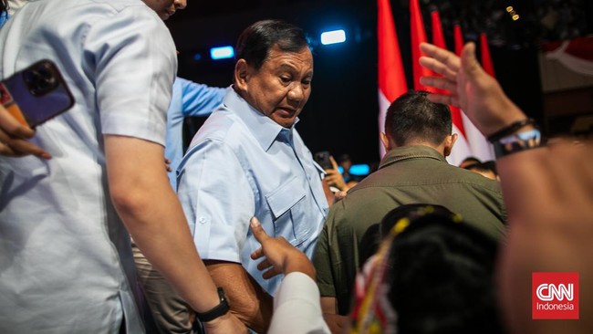 Kepada relawan di Makassar yang bisa menjawab soal hilirisasi, Prabowo memberikan nilai 100. "Lumayan, aku hanya dapat nilai 11 lho," kata Prabowo.