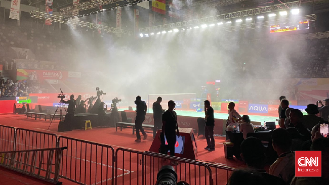 Semifinal Indonesia Masters 2024 pada Sabtu (27/1) sempat tertunda akibat lampu bagian dalam Istora Senayan terbakar di tengah pertandingan.