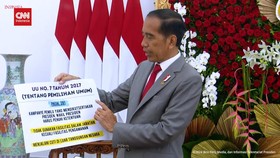 VIDEO: Jokowi Siapkan Kertas Khusus Jelaskan UU Presiden Bisa Kampanye