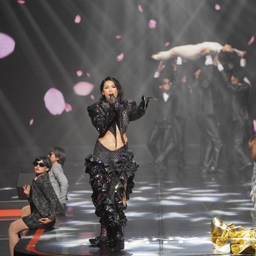 Tinggal di Luar Negeri, Anggun C Sasmi Cinta Mati pada Produk Fesyen Lokal