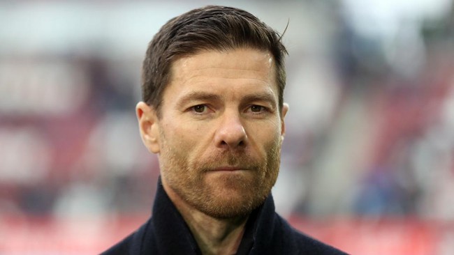 Xabi Alonso menegaskan tetap bertahan di Bayer Leverkusen dan menolak tawaran menangani Liverpool musim depan.