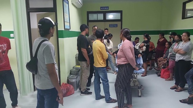 Sebanyak 12 petani di Bali tersambar petir saat berteduh di gubuk ketika hujan. Tiga di antaranya masih dirawat di rumah sakit.