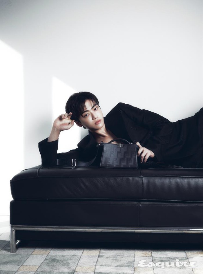 Beberapa koleksi Fendi yang dipakai oleh Jaemin yaitu jas hitam, mantel kulit, serta outfit berbahan denim yang menunjuk ia memiliki selera fashion yang menarik./ Foto: Esquire Korea