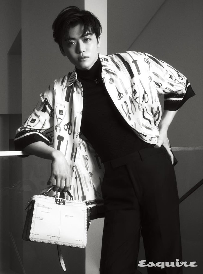 Dalam wawancara bertajuk IN STAR, Jaemin mengungkapkan ketertarikan dirinya kepada fotografi. Rapper tampan ini mengungkapkan sering mengabadikan momen lewat kamera pribadinya./ Foto: Esquire Korea