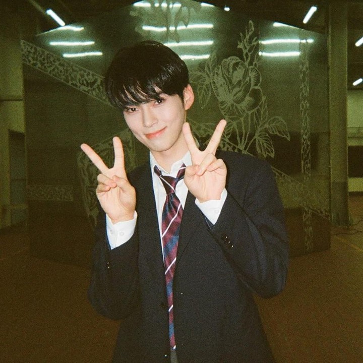 <p>Idol K-Pop dengan visual menawan selanjutnya adalah Sung Hanbin dari ZEROBASEONE, Bunda. Memiliki postur tubuh yang tinggi, Idol K-Pop kelahiran 2001 yang tampan ini memiliki senyuman yang menawan serta karisma yang memancarkan kebaikan, ya? (Foto: Instagram 2zb1official)</p>