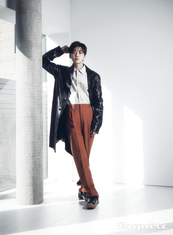 Jaemin terlihat menawan dengan balutan koleksi dari Fendi untuk 2024 Spring/Summer 2024. Dalam pemotretan tersebut, ia juga memakai tas mungil dari brand mewah tersebut./ Foto: Esquire Korea