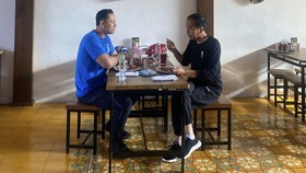 Jokowi Tersenyum Respons Isu AHY dan Hadi Jadi Menteri: Tunggu Besok