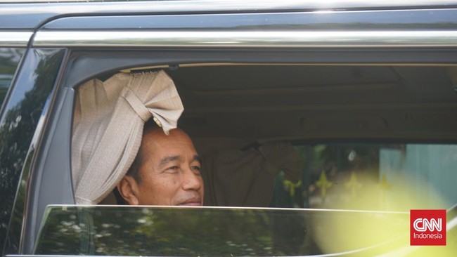 Presiden Jokowi menemui Gubernur DIY sekaligus Raja Keraton Ngayogyakarta Sri Sultan Hamengku Buwono X di Keraton Kilen, Minggu (28/1).