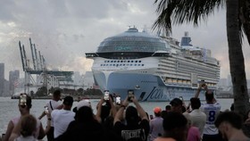 FOTO: Kapal Pesiar Terbesar di Dunia Berlayar dari Miami
