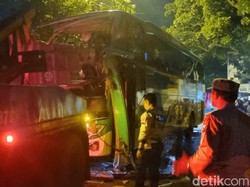 Bus Pariwisata yang Tabrak Truk di Gresik Angkut Rombongan Ziarah Wali