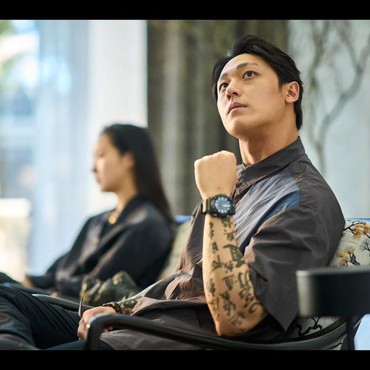 Penampilan Lee Do Hyun Jadi Dukun di 'Exhuma', Badan Dipenuhi Tato