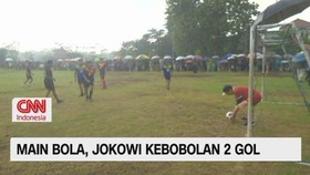VIDEO: Main Bola, Jokowi Kebobolan  Dua Gol