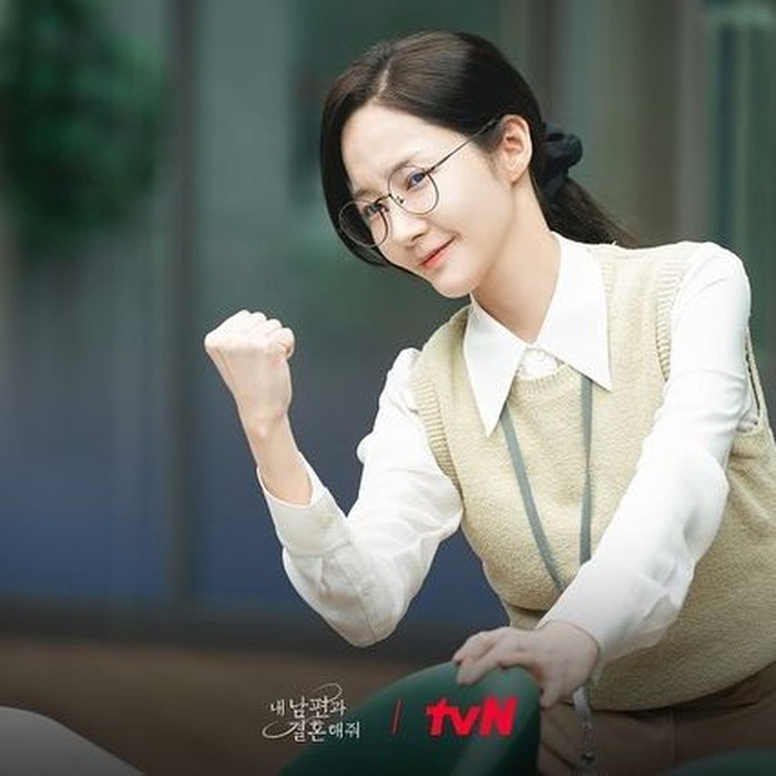 Even though it is shrouded in various scandals, Park's drama is still a favorite.  This time, he plays Kang Ji Won, the office boy.  Wow, this character is indeed Park Min Young's 'specialist', isn't he!/ Photo: instagram.com/tvn_drama
