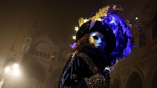 FOTO: Orang-orang Bertopeng Ramaikan Karnaval Tahunan Venesia