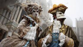 FOTO: Orang-orang Bertopeng Ramaikan Karnaval Tahunan Venesia