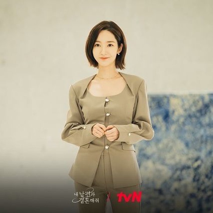 Park Min Young really suits the role of Kang Ji Won, both in the plain version and when transformed into a stylish one./ Photo: instagram.com/sweetestmy2013/