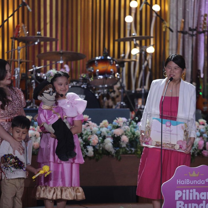 <p>Kategori Skincare Bayi Pilihan Bunda dimenangkan oleh brand Zwitsal. "Kita mau bilang terima kasih dan akan terus berinovasi untuk menjadi skincare dan perawatan bayi untuk Bunda," ujar salah seorang perwakilan Zwitsal. (Foto: Agung Pambudhy/ Detik.com)</p>