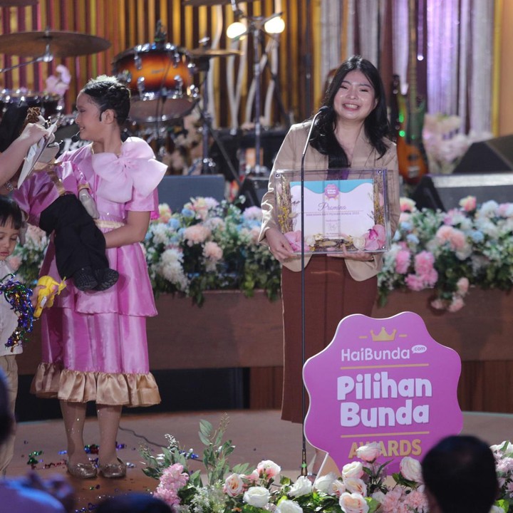 <p>Makanan Bayi Pilihan Bunda diberikan kepada brand kesayangan Bunda dan Ayah, Promina. "Saya mewakili Promina berterima kasih kepada HaiBunda telah memberikan nominasi pada Promina. Promina akan selalu berinovasi dan menemani masa MPASI Si Kecil," kata perwakilan Promina seraya mengucapkan rasa terima kasihnya pada HaiBunda.com. (Foto: Agung Pambudhy/ Detik.com)</p>