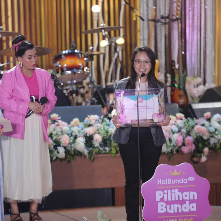 <p>Belum lengkap rasanya jika perjalanan kehamilan Bunda tak ditemani dengan suplemen atau vitamin tambahan. Maka dari itu salah satu nominasi yang hadir adalah Vitamin Bumil Pilihan Bunda 2023 yang dimenangkan oleh Blackmores. "Terimakasi kepada haibunda telah mengadakan Pilihan Bunsa Award dan memilih Blackmores sebagai Vitamin Ibu Hamil Pilihan Bunda 2023. Hal ini merupakan motivasi untuk selalu berinovasi dan memberikan mikronutrisi untuk bunda sehingga pertumbuhan Si Kecil lebih optimal," ujar perwakilan dari Blackmores. (Foto: Agung Pambudy / HaiBunda)</p>
