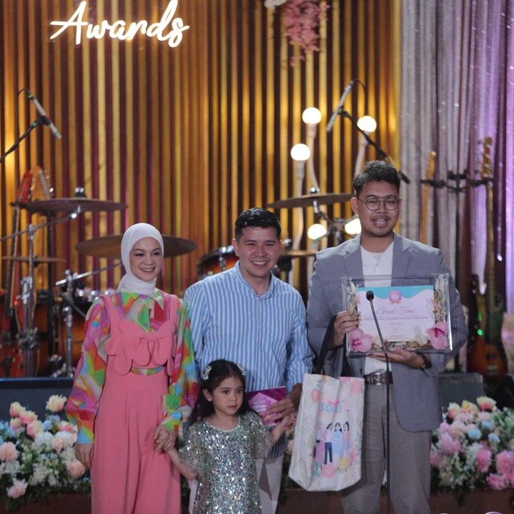 <p>HaiBunda.com kembali menggelar Pilihan Bunda Awards 2023 pada Minggu (28/1/24) di Soehanna Hall, The Energy Building SCBD, Jakarta. Di acara puncak ini diumumkan pemenang untuk kategori Pilihan Bunda untuk Keluarga. Nah, untuk Snack Favorit Keluarga Pilihan Bunda dimenangkan oleh Good Time. Perwakilan dari Good Time menerima penghargaan dan menyampaikan ucapan terima kasih pada semua Bunda yang sudah voting. "Kami mengucapkan terima kasih sebesar-besarnya sudah percaya menjadikan Good Time menjadi Snack Favorit Pilihan Bunda, karena Good Time hadir dengan chochochip berkualitas yang cocok dinikmati untuk momen bersama keluarga." (Foto: Agung Pambudhy/ Detik.com)</p>