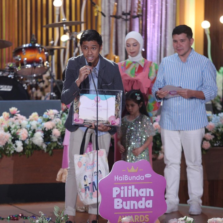 <p>Kategori berikutnya yang diumumkan adalah Peralatan Elektronik Rumah Tangga Pilihan Bunda. Pemenang untuk kategori ini adalah Philips. Sebagai produk peralatan elektronik rumah tangga, Philips sudah dikenal oleh banyak masyarakat Indonesia. Perwakilan dari Philips turut menyampaikan rasa terima kasihnya atas penghargaan ini. "Pertama-tama saya ucapkan terima kasih pada Haibunda dan semua yang hadir karena telah memilih Philips. Ini menjadi motivasi tersendiri untuk bisa memenuhi kebutuhan Bunda di rumah. Semoga bisa terus memenuhi kebutuhan di rumah, tidak hanya sebagai tempat tinggal, tapi rumah yang sesungguhnya." (Foto: Agung Pambudhy/ Detik.com)</p>